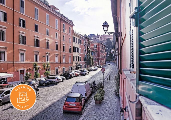 The World Around the Corner in Garibaldi Apartment