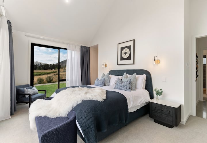 חדר שינה ראשי - מיטת קינג אחד וסוויטה