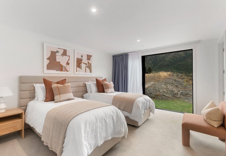 חדר שינה חמישי, עם 2 מיטות יחיד קינג שניתן להמיר למיטת קינג סייז אחת, חדר רחצה צמוד וגישה לדלת הזזה לחצר האחורית