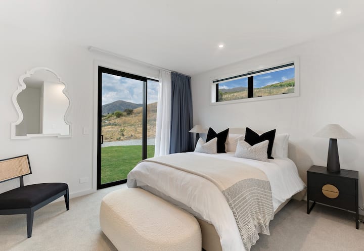 חדר שינה רביעי עם מיטת קינג סייז, גישה צמודה ודלת הזזה לחצר האחורית 