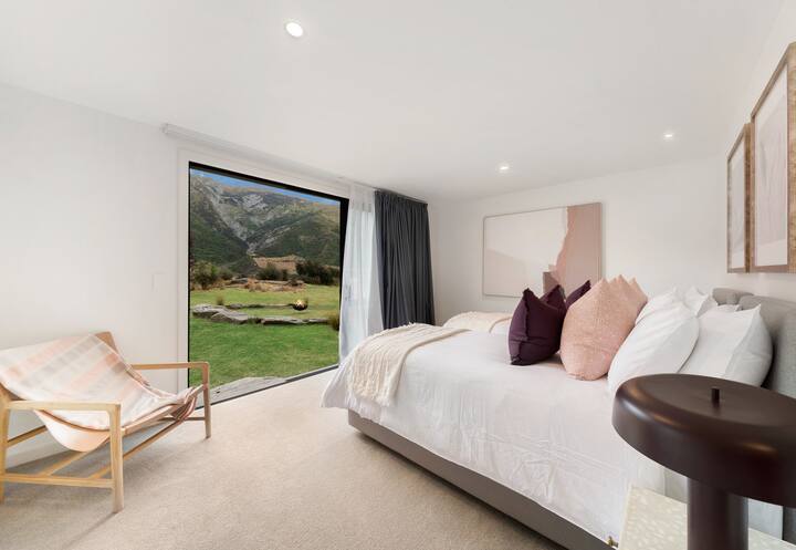 חדר שינה שני עם נוף לברזייר ונוף להרים, ניתן להפוך את שתי מיטות יחיד קינג סייז למיטת קינג סייז אחת