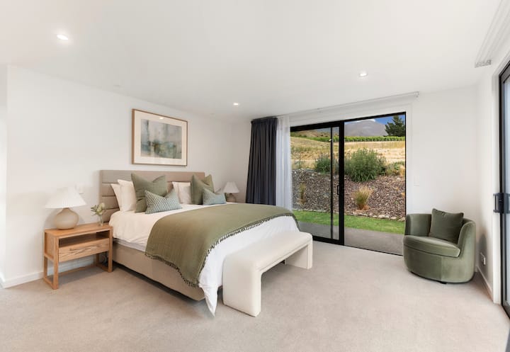 חדר שינה שלישי עם מיטת קינג סייז אחת וסוויטה. גישה לדלת הזזה לחצר הגופנים