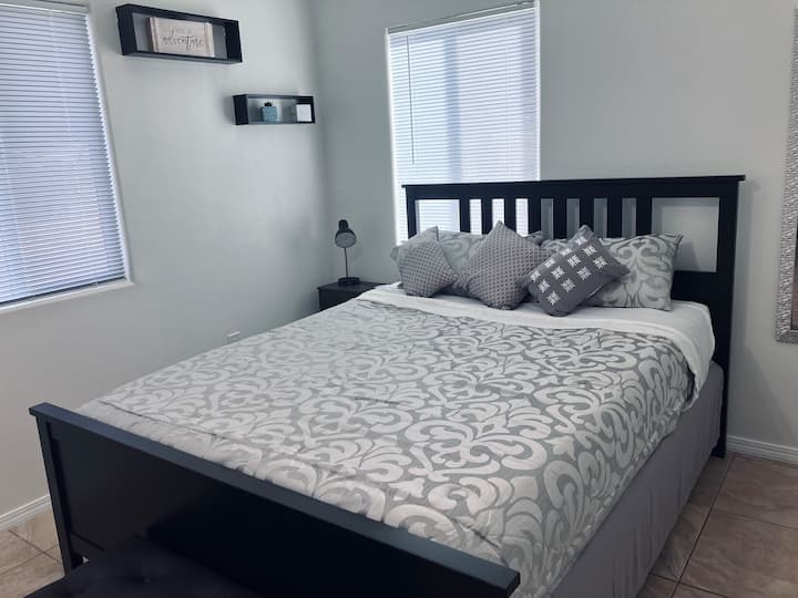 New foam mattress, quiet air conditioning. We did not forget the phone chargers, plenty of drawers. 