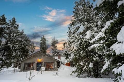 Walk to Yellowstone Log Cabin w/Shop & Hot Tub 10