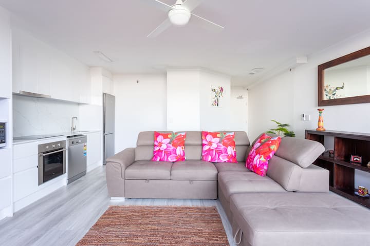 Furahia likizo nzuri ya ufukweni katika fleti yetu iliyopambwa vizuri na yenye vifaa kamili