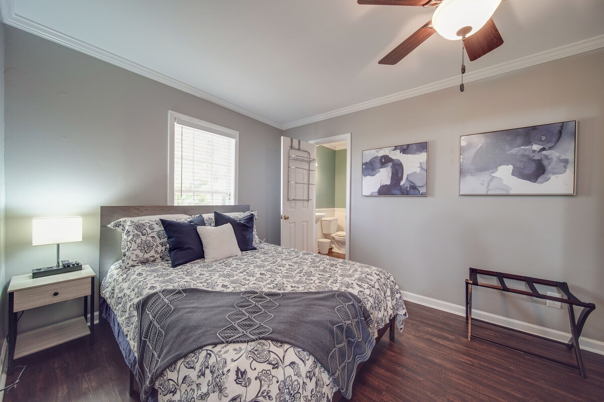 Kitanda cha Malkia katika chumba cha kulala cha watu wawili.