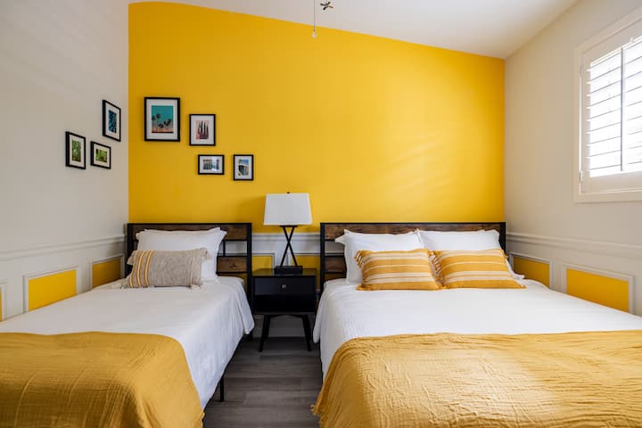 【Segundo dormitorio,】 1 cama tamaño queen y 1 cama individual con sábanas premium de estilo hotelero.
