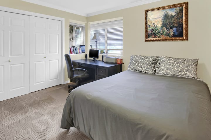 Спална соба бр. 2 на горниот кат.  Брачен кревет (широк 150-179