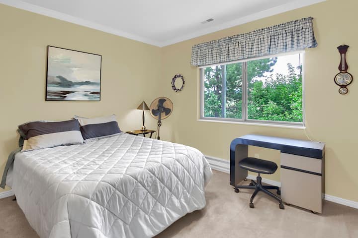 Долна спална соба бр. 2.  Брачен кревет (широк 150-179 см