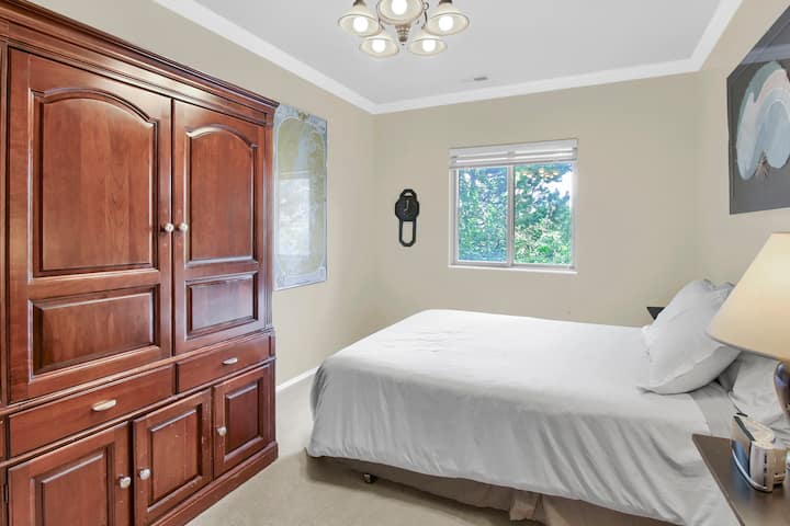 Долна спална соба бр. 1.  Брачен кревет (широк 150-179 см