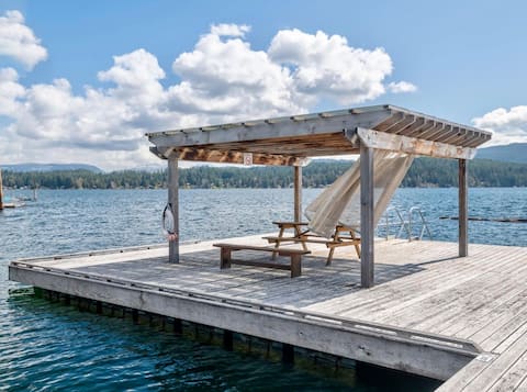 The Maples Retreat 3bd Sproat Lake w/ boat slip