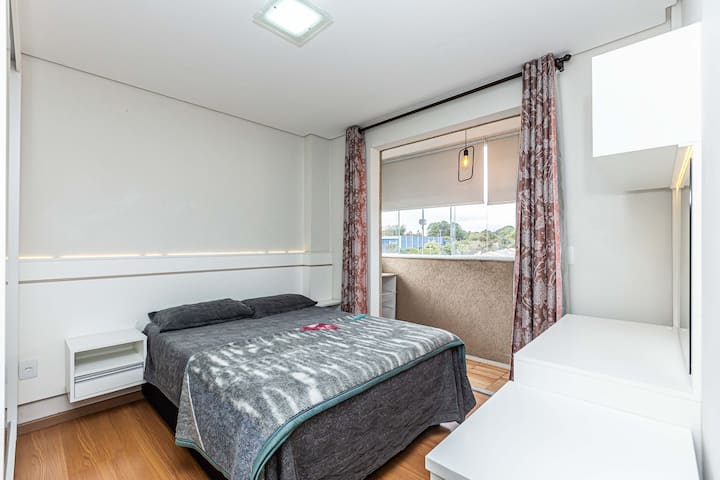 - Chumba kilicho na kitanda cha watu wawili kilicho na LED kwenye ubao wa kichwa.
- Makabati , vifuniko na kabati la nguo la LED
- Roshani ya glasi iliyojumuishwa na iliyofungwa na mapazia ya nje na giza
- Kupiga jua asubuhi yote 