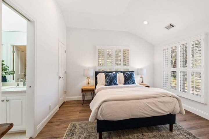 Spavaća soba 2 i spavaća soba 3 imaju bračne krevete i zajedničku kupaonicu s Jackom i Jill