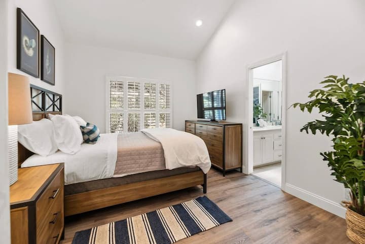 Spavaća soba 2 i spavaća soba 3 imaju bračne krevete i zajedničku kupaonicu s Jackom i Jill