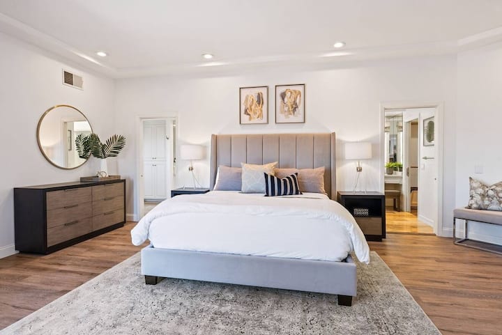 Glavna spavaća soba - bračni krevet (180x200), TV ravnog ekrana, kamin, privatni balkon i prostor za sjedenje sa spojenom kadom, tuš-kabinom i velikom kadom za kupanje.