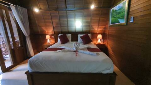 Deluxe Clasic Wooden Bed