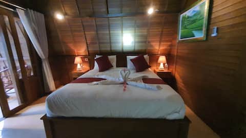 Deluxe Clasic Wooden Bed