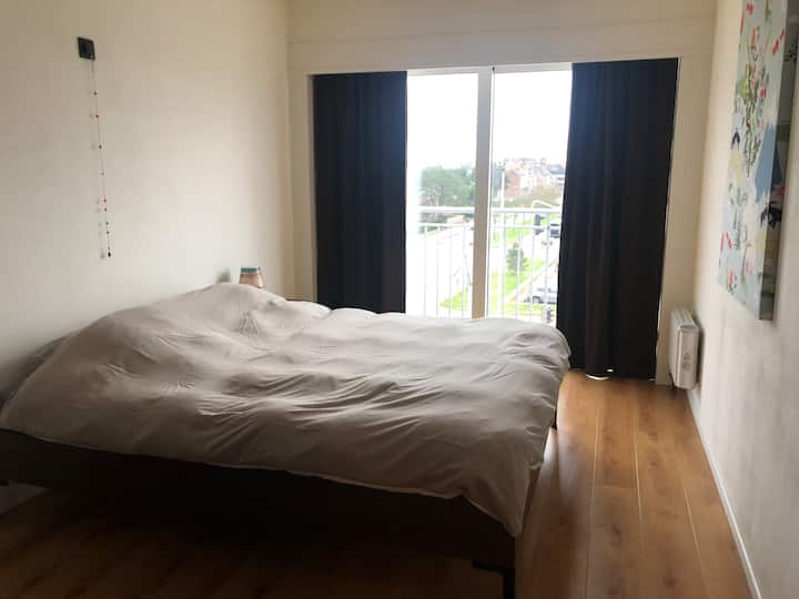 卧室2 ：双人床（ 2人）