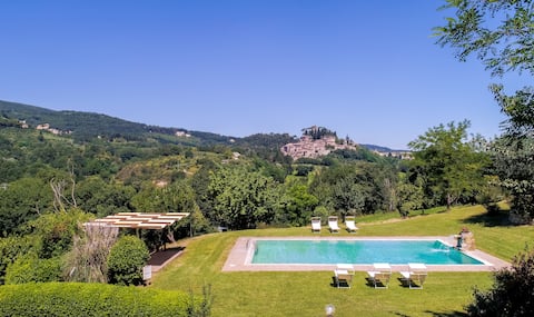 Tuscan villa with private pool