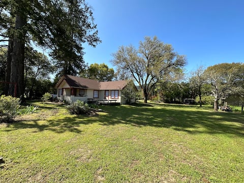 Cozy bungalow - walk to vineyards & restaurants