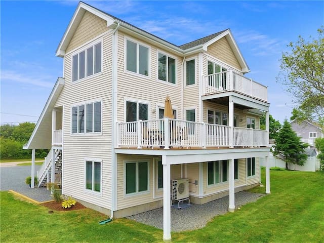 Beautiful Beach House Breathtaking Water Views!