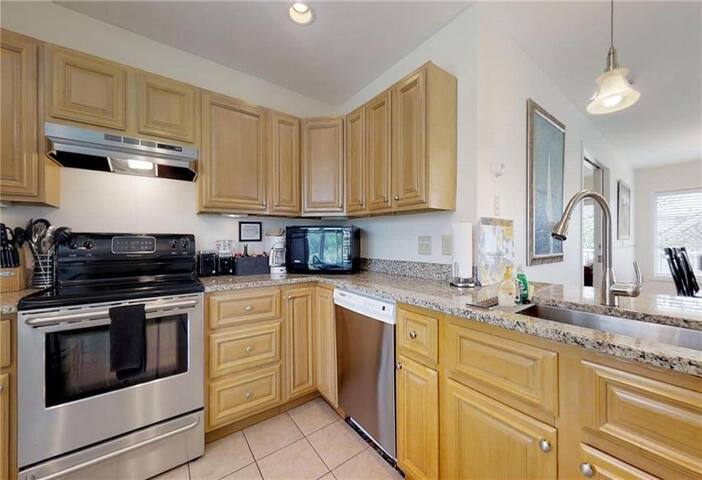 Beautiful Beach House Breathtaking Water Views! gallery image 5