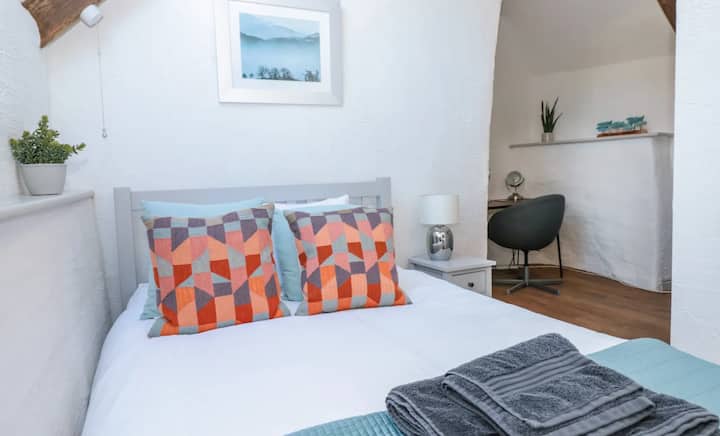 Malá dvojlôžková izba so šatníkom/pracovným priestorom