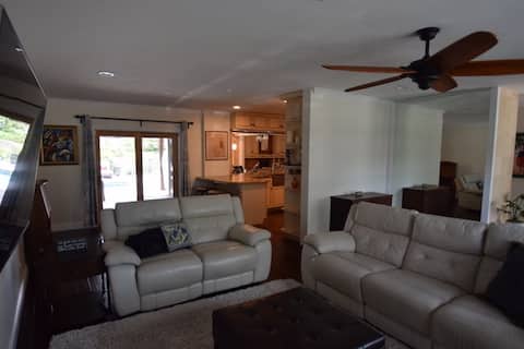 Successful Airbnb property: Bright and cheerful 4bedroom home pool in Boca Raton