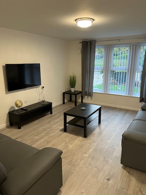 Successful Airbnb property: 2 bedroom 3 bed apartment with free parking space in Kirkdale