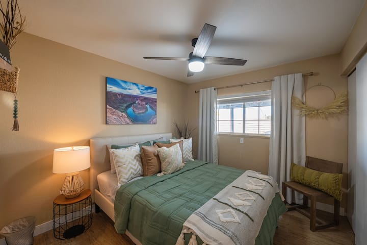 Chumba cha kulala cha tatu kina kitanda cha ukubwa kamili na kinaangalia ua wa nyuma.