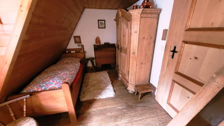 ห้องนอนพร้อมเตียงเดี่ยวขนาด 90 x 200 มีบันไดแบบเปิดไปยังพื้นที่ห้องใต้หลังคา
หมายเหตุ: ห้องพักและห้องใต้หลังคาแบบเปิดพร้อมตัวเลือกการนอนและพื้นที่นั่งเล่นอีก 2 ห้องสามารถเข้าถึงได้
