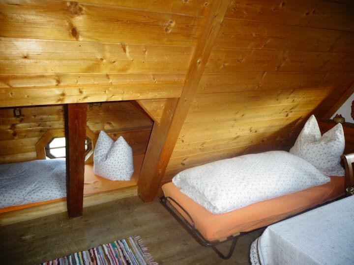 นอกจากนี้ยังสามารถจัดเตียงผู้เข้าพักด้านข้าง (75x1.80) สำหรับพื้นที่นอนในห้องใต้หลังคาในกรณีที่รังอันงดงามบนหลังคาลาดชันมีขนาดเล็กเกินไป... ห้องนี้มีที่นั่งสวยงามเช่นห้องนั่งเล่นที่ 2