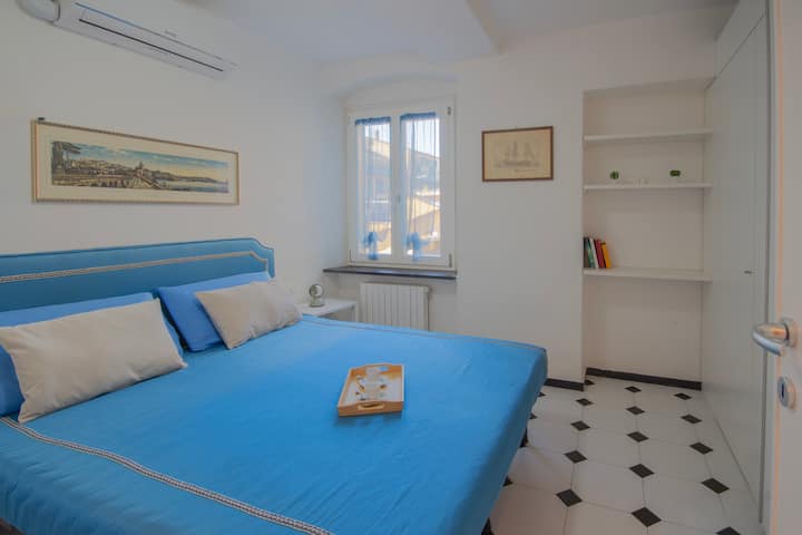 Dormitorio doble con cama «tamaño queen» y aire acondicionado.