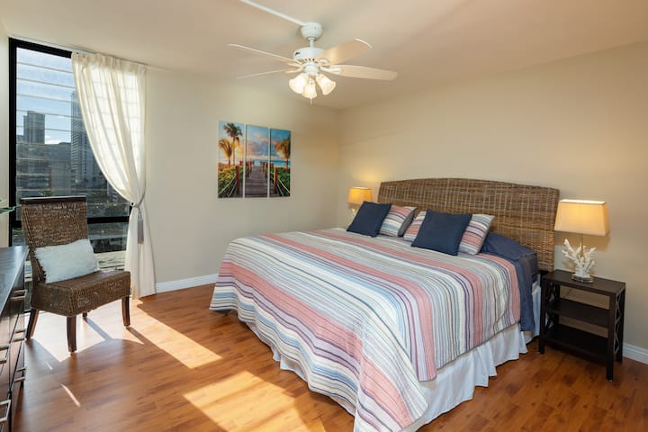 New king bed (11/2022).