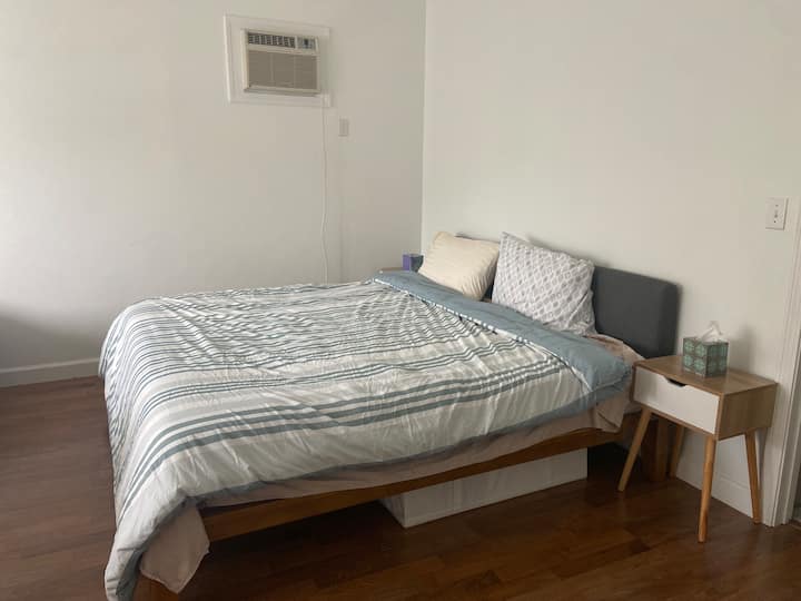 Este es el dormitorio principal tamaño king con amplio espacio para un colchón de aire tamaño queen. Baño completo con bañera y ducha. 