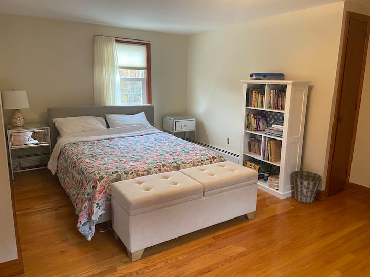 Este es un dormitorio tamaño queen con amplio espacio para un colchón de aire tamaño queen. 