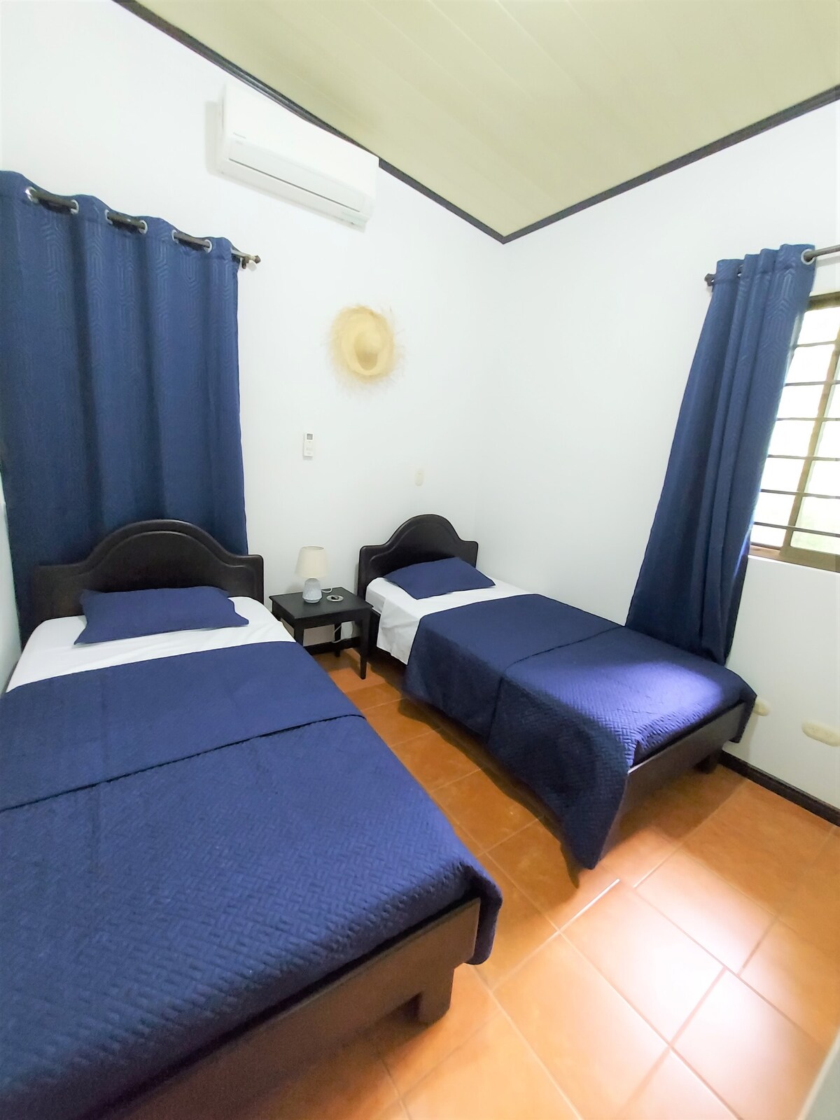 Esta habitación cuenta con 2 camas individuales, aire acondicionado y un espacio para closet