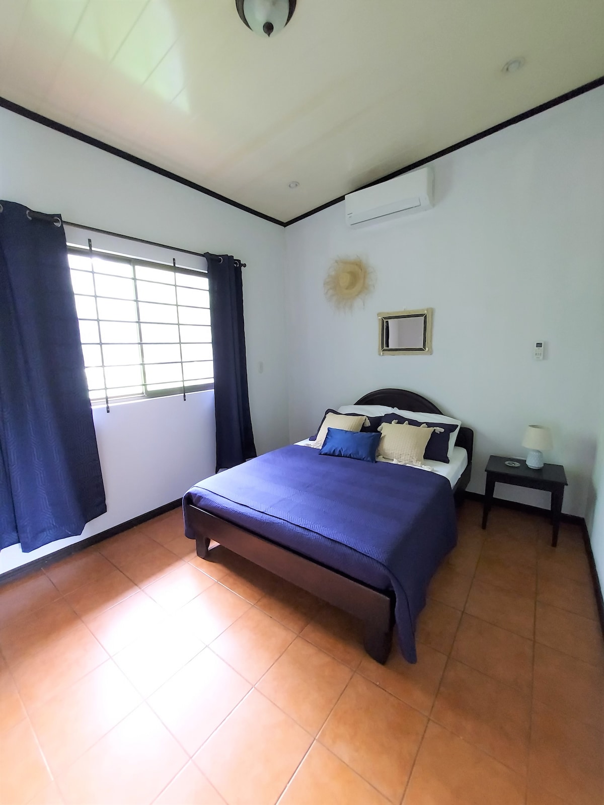 Esta habitación cuenta con una cama matrimonial,  aire acondicionado y un espacio de closet. Podrás descansar en un ambiente agradable y tranquilo 