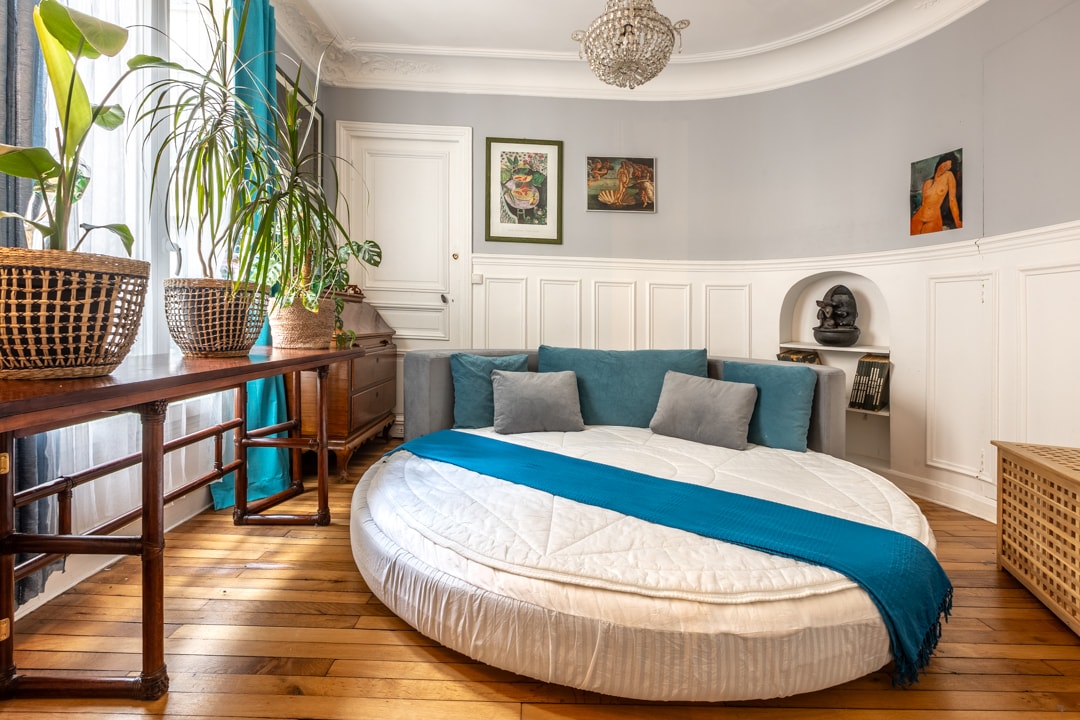 卧室配有非常舒适的双人床和植物。  