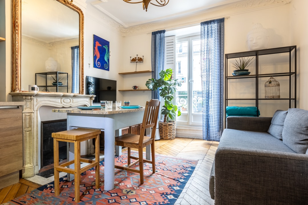 客厅非常明亮，设有用餐区和通往露台的门。
