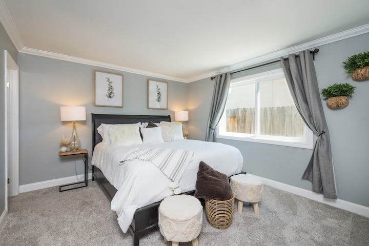 Ქვედა მთავარი საძინებელი დიდი ზომის საწოლითა და ცალკე კომპლექტით