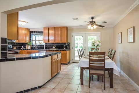 Clean & Welcoming 5 bed 3 bath in Citrus Heights