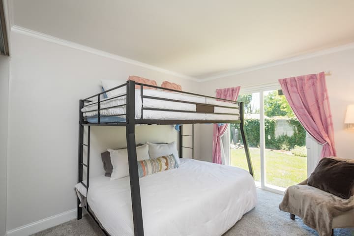 Ქვევით, Queen Bunkbeds ‑ ის თავზე 