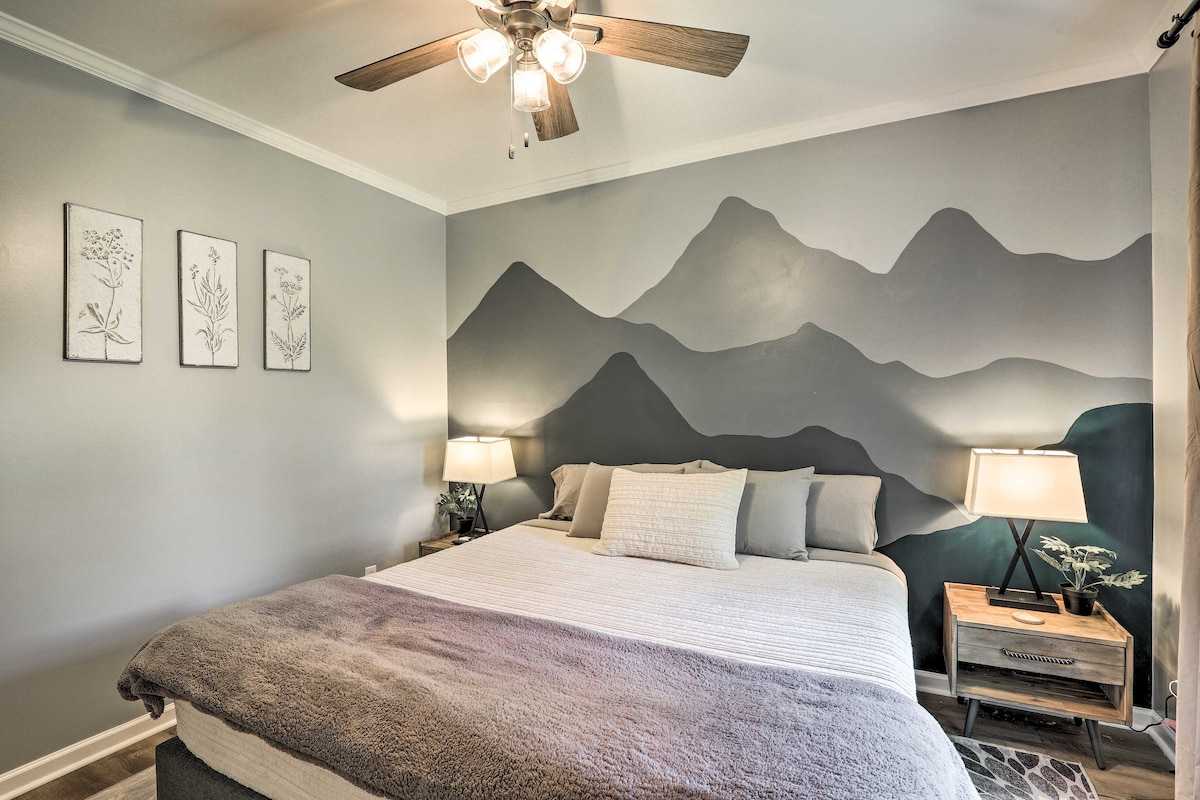 ห้องพัก #2 - เตียงคิงไซส์ | ทีวีพร้อมเคเบิลทีวีพรีเมียม DirectTV ** โปรดทราบว่าตู้เสื้อผ้าในห้องนี้เป็นตู้เสื้อผ้าของเจ้าของที่ถูกล็อค มีที่เก็บเสื้อผ้าและ/หรือพื้นที่ตู้เสื้อผ้ากว้างขวางในห้องพักอีก 2 ห้อง **