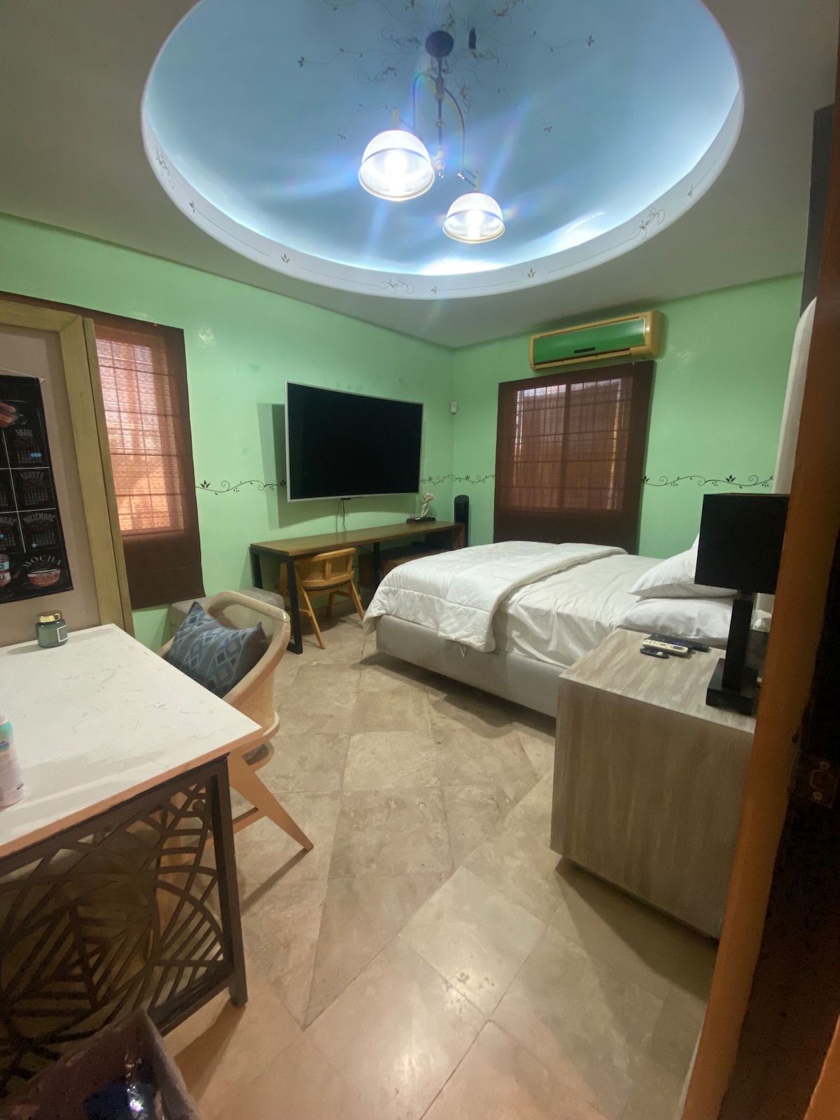 سرير كوينزيد وخزانة ملابس معلقة ومطوية وتلفزيون ذكي وغرفة مكياج ومروحة ومقصورة صغيرة 