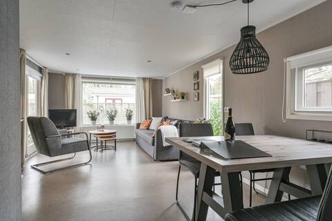 Spacious luxury 4-person Chalet in the middle of the Veluwe