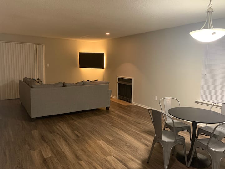 Inviting 2 Bd 2ba W/ W&d & Fast Wi-fi & 55' Tv - 日耳曼敦