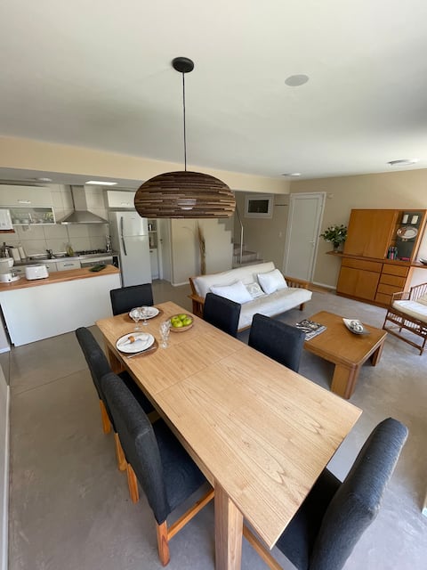 Anuncio de Airbnb popular: Charming house in the heart of Los Troncos en Playa Grande