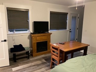 Главна спална соба,  маса , електричен камин и врата кон приватен поплочен двор.