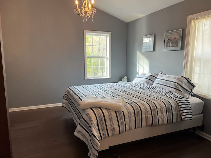 Horná spálňa s novou manželskou posteľou King a  televízorom